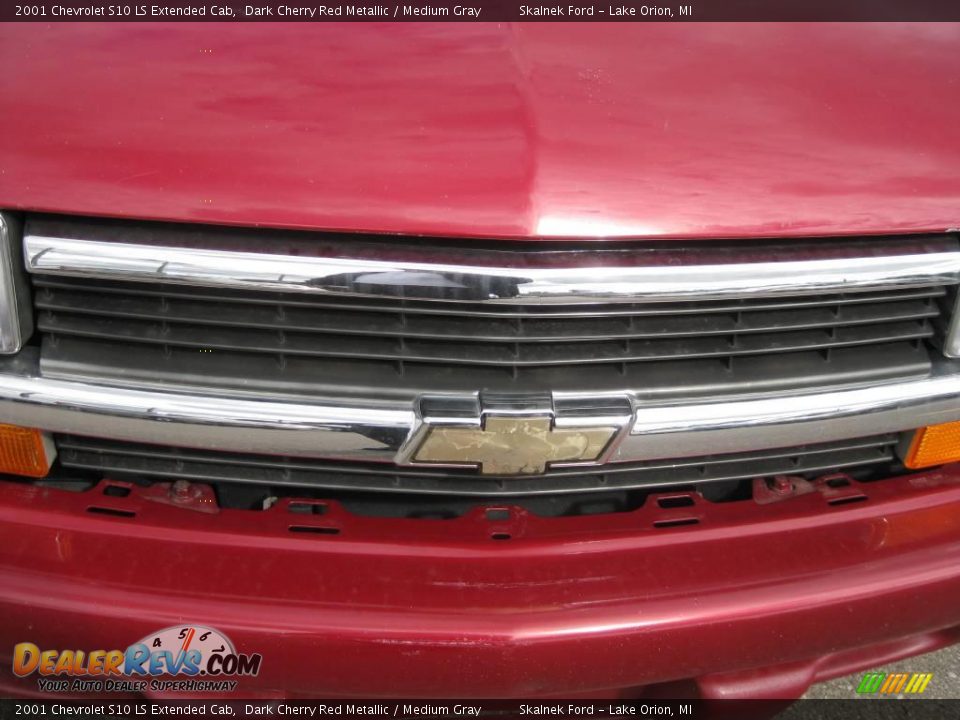 2001 Chevrolet S10 LS Extended Cab Dark Cherry Red Metallic / Medium Gray Photo #17