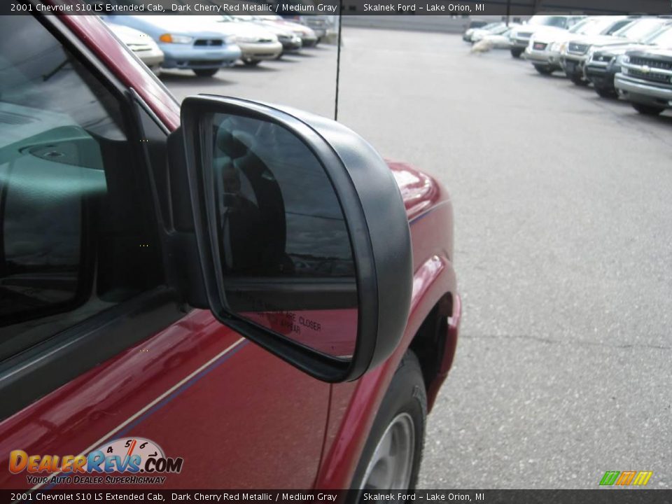 2001 Chevrolet S10 LS Extended Cab Dark Cherry Red Metallic / Medium Gray Photo #18
