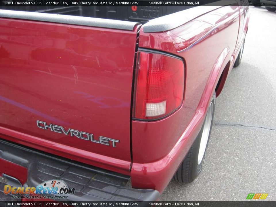 2001 Chevrolet S10 LS Extended Cab Dark Cherry Red Metallic / Medium Gray Photo #19