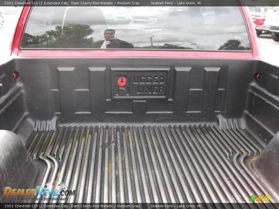 2001 Chevrolet S10 LS Extended Cab Dark Cherry Red Metallic / Medium Gray Photo #20