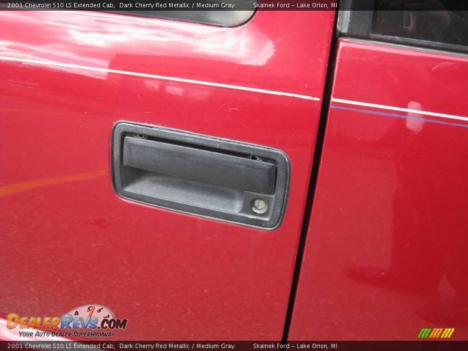 2001 Chevrolet S10 LS Extended Cab Dark Cherry Red Metallic / Medium Gray Photo #21