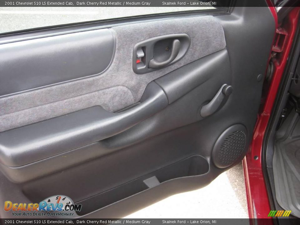 2001 Chevrolet S10 LS Extended Cab Dark Cherry Red Metallic / Medium Gray Photo #24