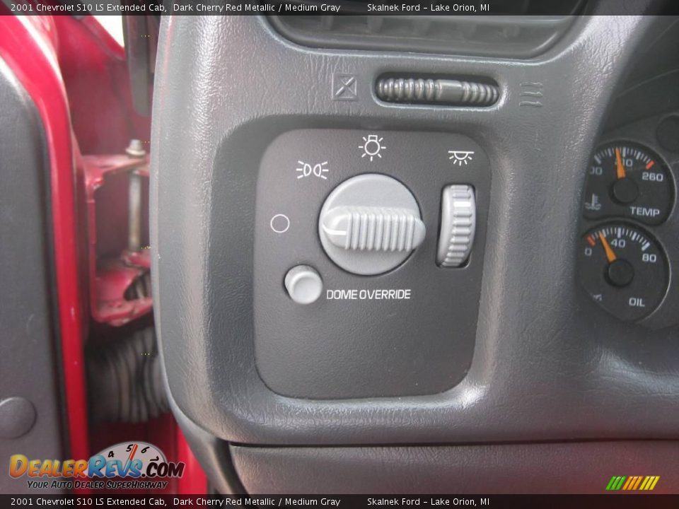 2001 Chevrolet S10 LS Extended Cab Dark Cherry Red Metallic / Medium Gray Photo #25