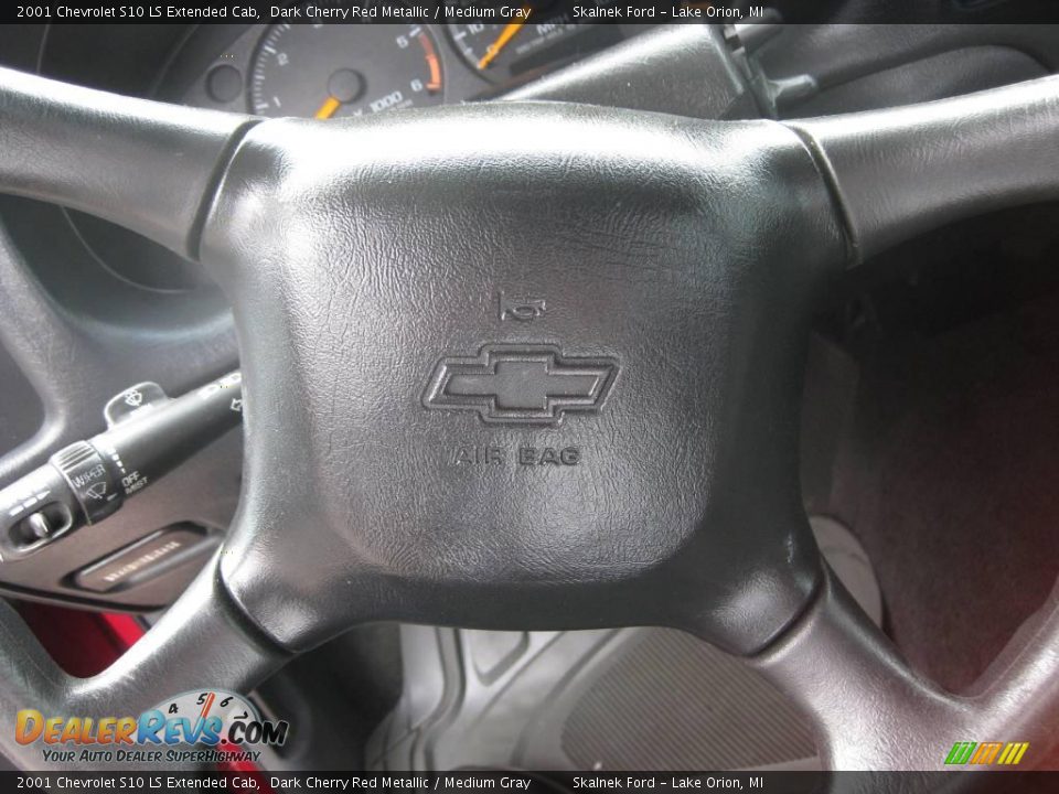 2001 Chevrolet S10 LS Extended Cab Dark Cherry Red Metallic / Medium Gray Photo #27