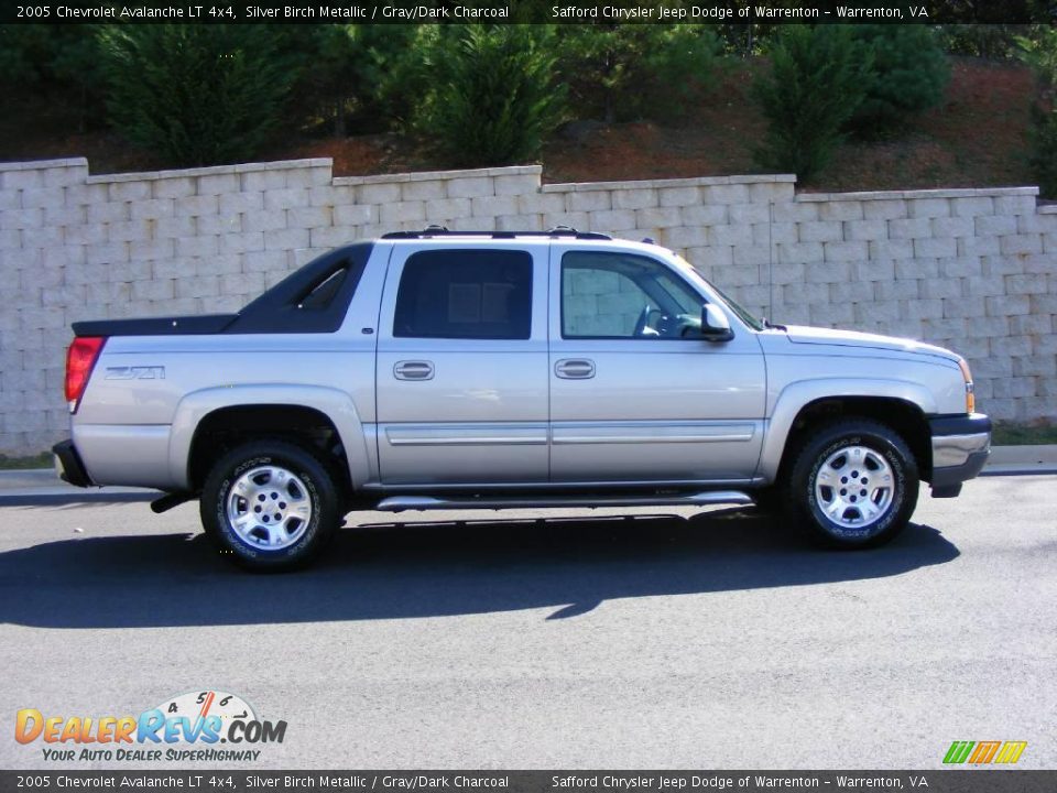 2005 Chevrolet Avalanche LT 4x4 Silver Birch Metallic / Gray/Dark Charcoal Photo #4