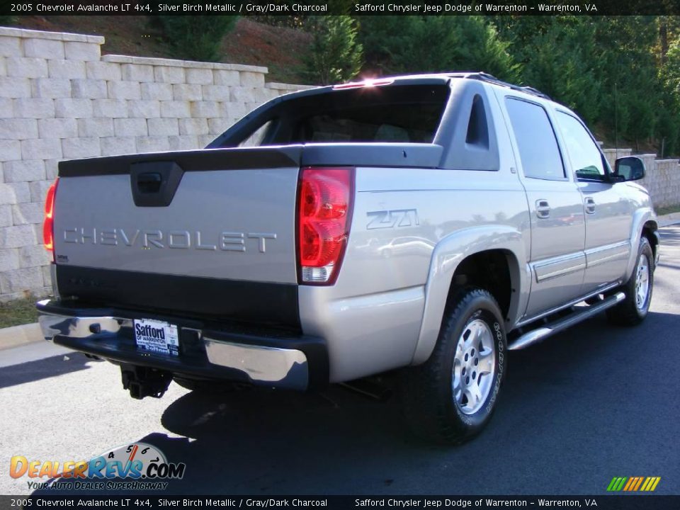 2005 Chevrolet Avalanche LT 4x4 Silver Birch Metallic / Gray/Dark Charcoal Photo #5