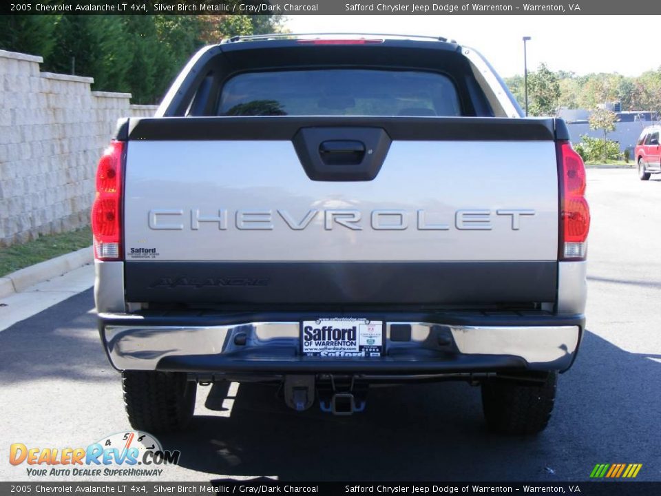 2005 Chevrolet Avalanche LT 4x4 Silver Birch Metallic / Gray/Dark Charcoal Photo #6