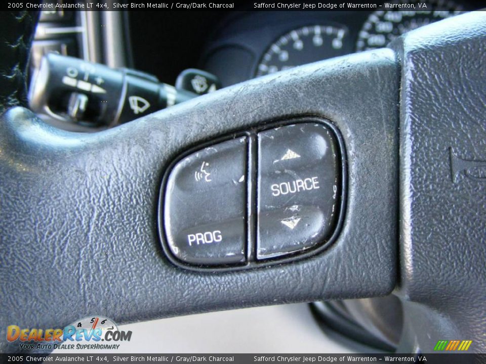 2005 Chevrolet Avalanche LT 4x4 Silver Birch Metallic / Gray/Dark Charcoal Photo #12