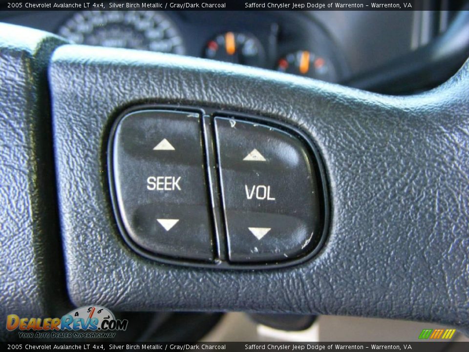 2005 Chevrolet Avalanche LT 4x4 Silver Birch Metallic / Gray/Dark Charcoal Photo #13