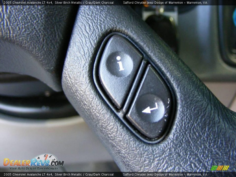 2005 Chevrolet Avalanche LT 4x4 Silver Birch Metallic / Gray/Dark Charcoal Photo #15