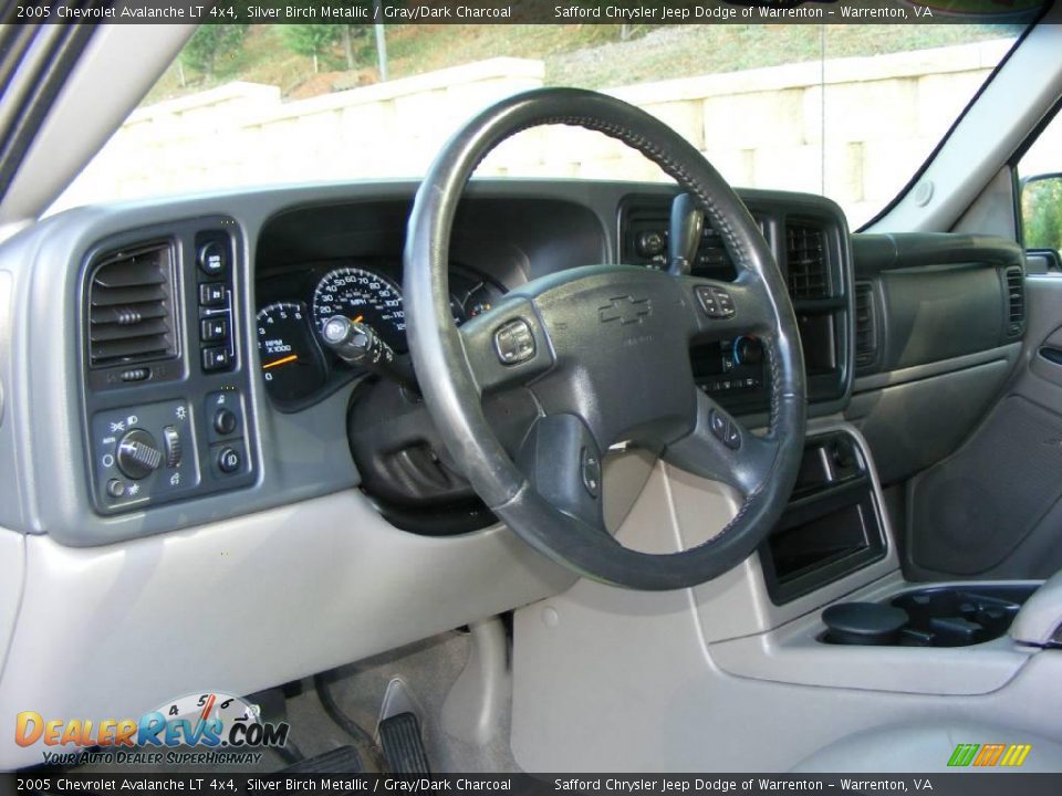 2005 Chevrolet Avalanche LT 4x4 Silver Birch Metallic / Gray/Dark Charcoal Photo #16
