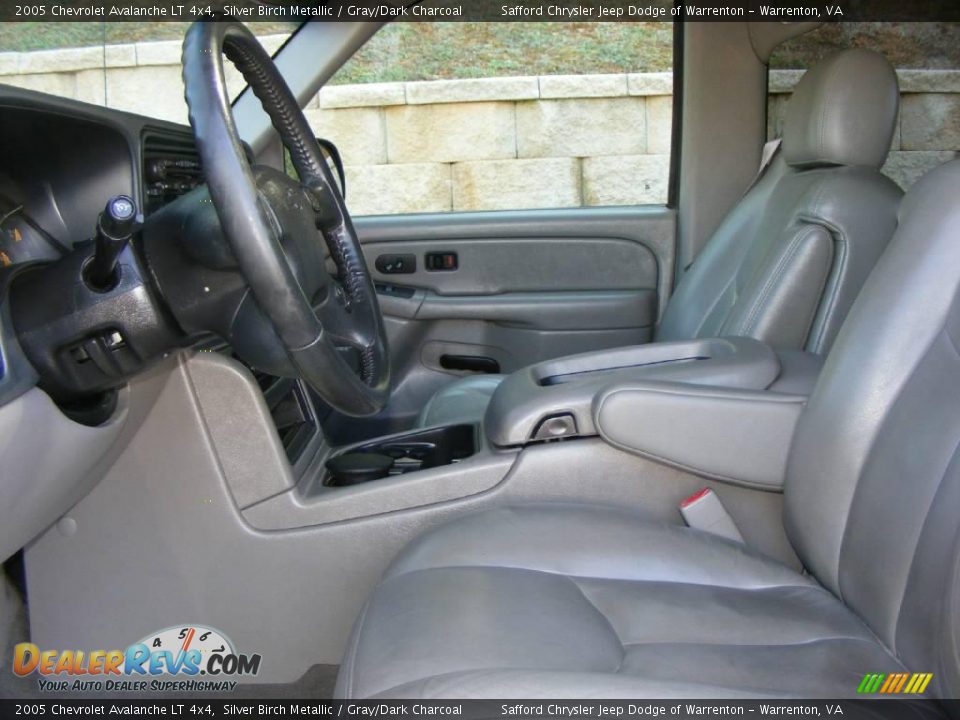 2005 Chevrolet Avalanche LT 4x4 Silver Birch Metallic / Gray/Dark Charcoal Photo #17