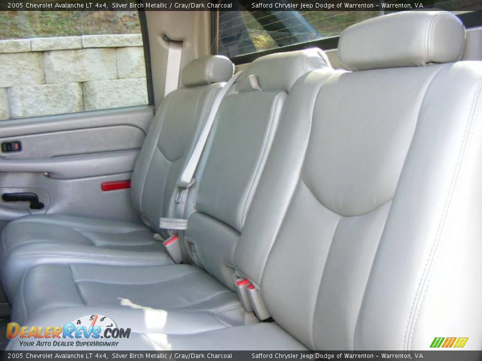 2005 Chevrolet Avalanche LT 4x4 Silver Birch Metallic / Gray/Dark Charcoal Photo #22