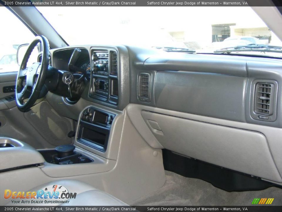 2005 Chevrolet Avalanche LT 4x4 Silver Birch Metallic / Gray/Dark Charcoal Photo #24