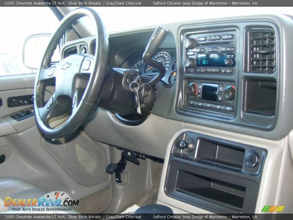 2005 Chevrolet Avalanche LT 4x4 Silver Birch Metallic / Gray/Dark Charcoal Photo #25