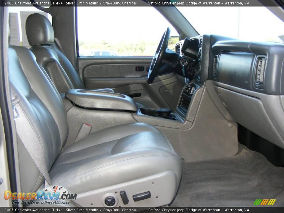 2005 Chevrolet Avalanche LT 4x4 Silver Birch Metallic / Gray/Dark Charcoal Photo #26