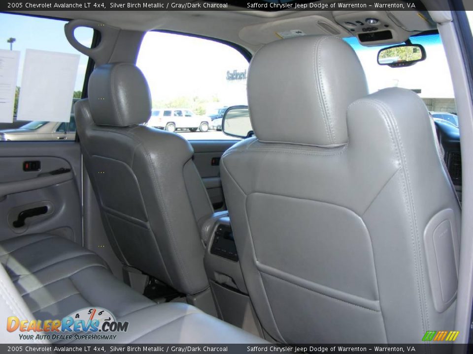 2005 Chevrolet Avalanche LT 4x4 Silver Birch Metallic / Gray/Dark Charcoal Photo #28