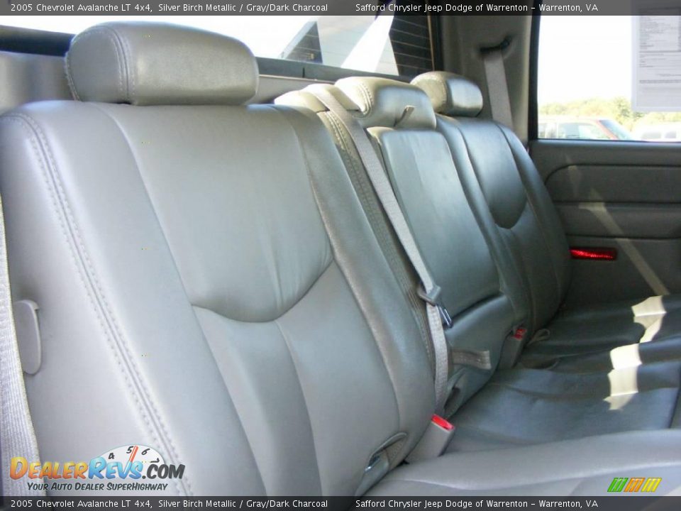 2005 Chevrolet Avalanche LT 4x4 Silver Birch Metallic / Gray/Dark Charcoal Photo #30