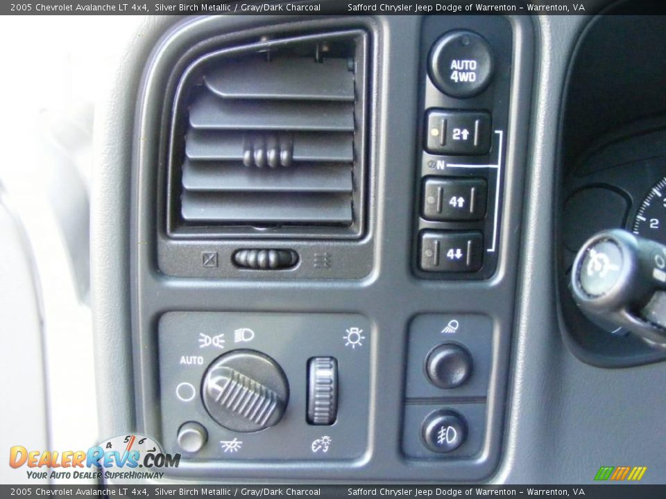 2005 Chevrolet Avalanche LT 4x4 Silver Birch Metallic / Gray/Dark Charcoal Photo #31