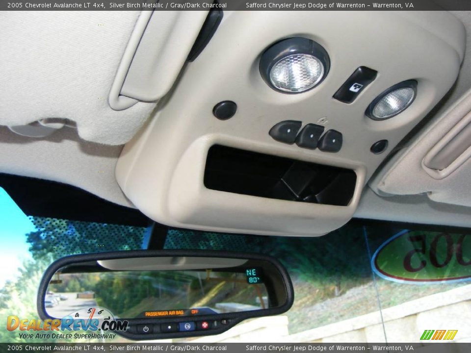 2005 Chevrolet Avalanche LT 4x4 Silver Birch Metallic / Gray/Dark Charcoal Photo #32