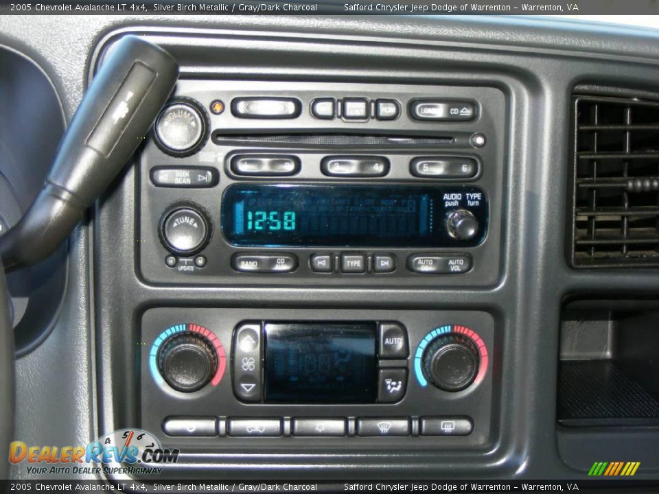 2005 Chevrolet Avalanche LT 4x4 Silver Birch Metallic / Gray/Dark Charcoal Photo #33