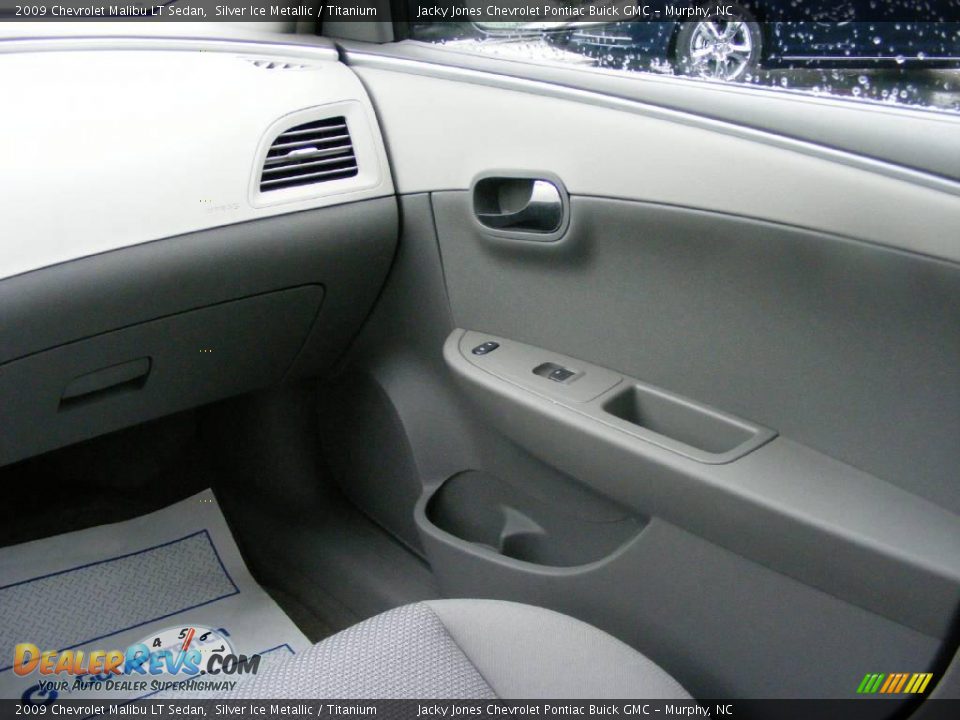 2009 Chevrolet Malibu LT Sedan Silver Ice Metallic / Titanium Photo #14