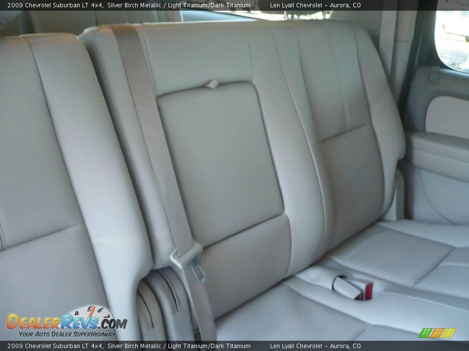 2009 Chevrolet Suburban LT 4x4 Silver Birch Metallic / Light Titanium/Dark Titanium Photo #17