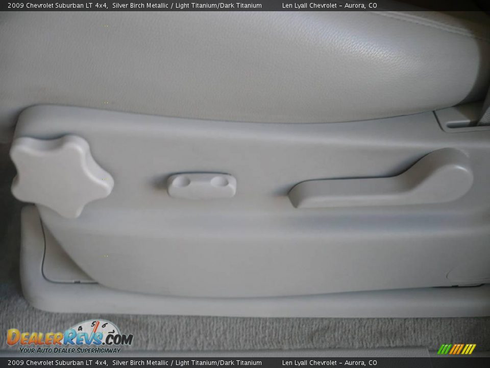 2009 Chevrolet Suburban LT 4x4 Silver Birch Metallic / Light Titanium/Dark Titanium Photo #28