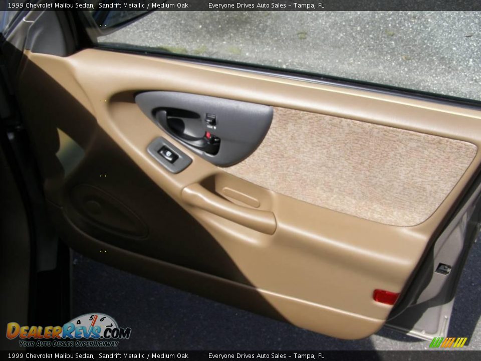 1999 Chevrolet Malibu Sedan Sandrift Metallic / Medium Oak Photo #17