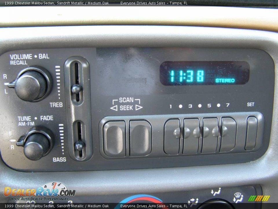 1999 Chevrolet Malibu Sedan Sandrift Metallic / Medium Oak Photo #25