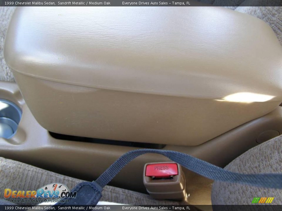 1999 Chevrolet Malibu Sedan Sandrift Metallic / Medium Oak Photo #29
