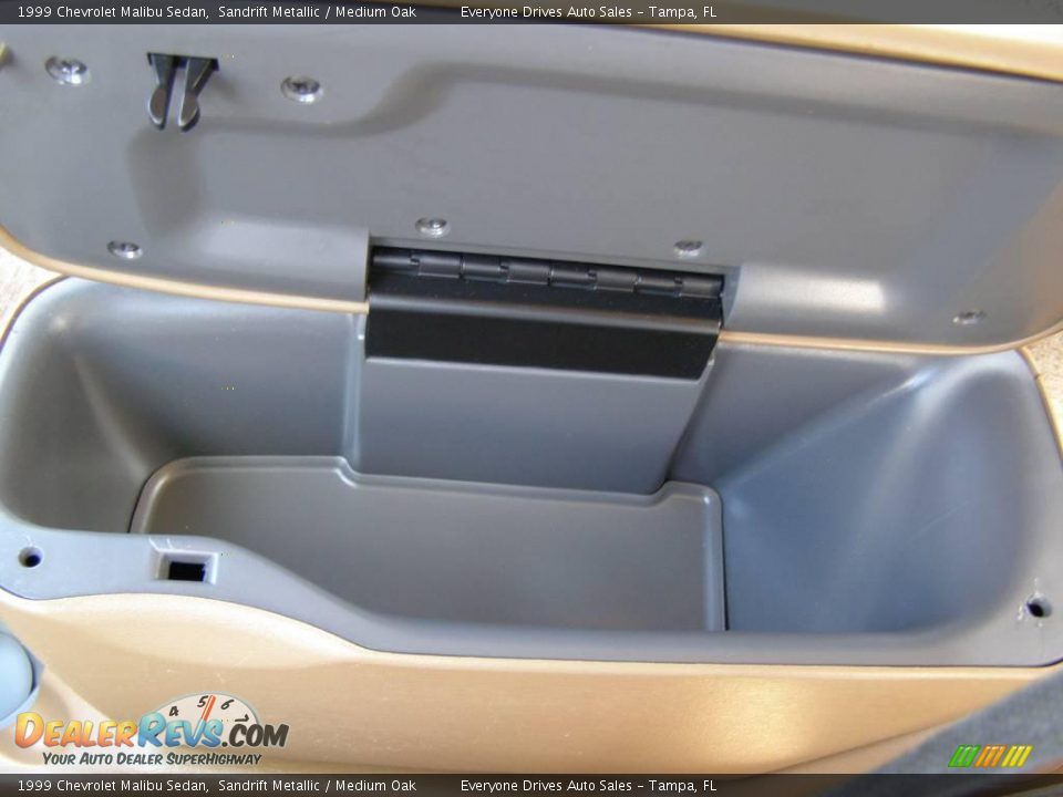 1999 Chevrolet Malibu Sedan Sandrift Metallic / Medium Oak Photo #30