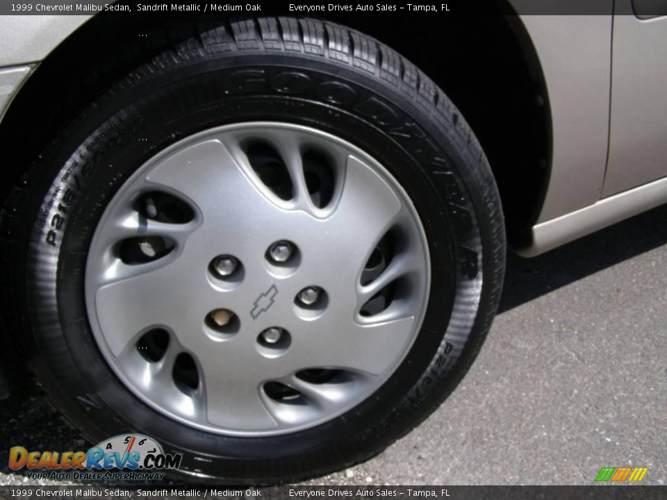 1999 Chevrolet Malibu Sedan Sandrift Metallic / Medium Oak Photo #34