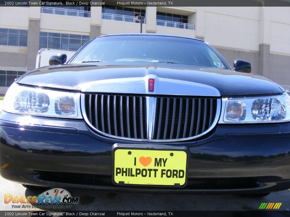 2002 Lincoln Town Car Signature Black / Deep Charcoal Photo #9