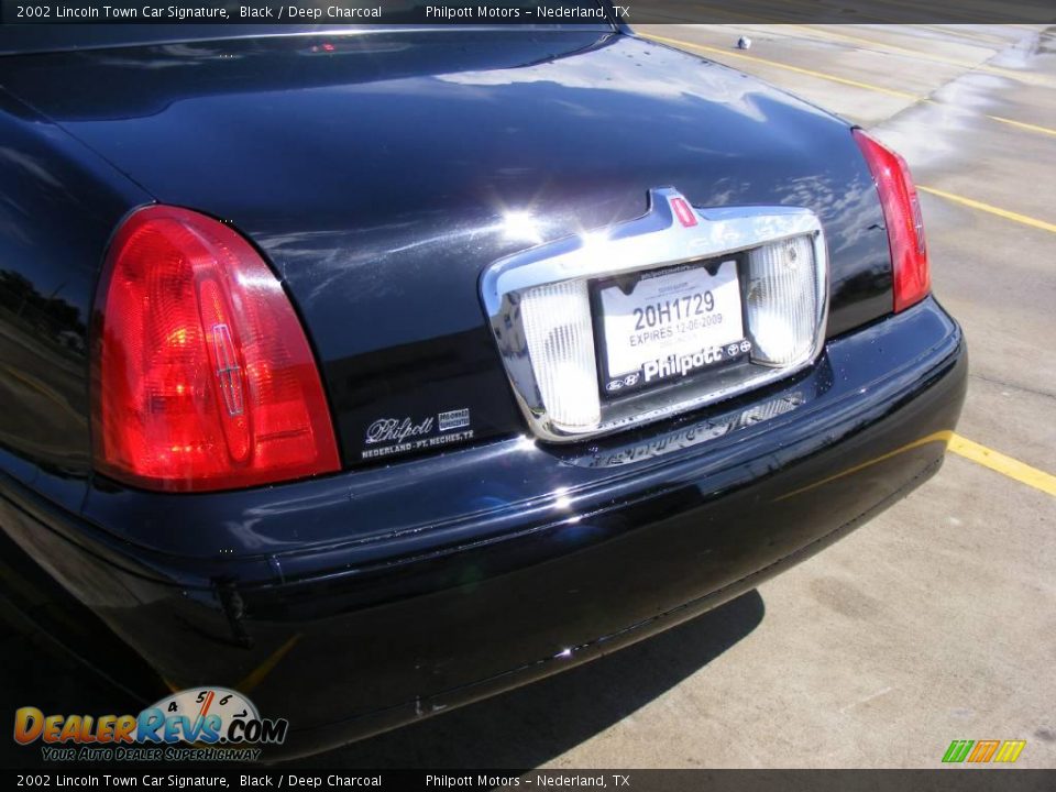 2002 Lincoln Town Car Signature Black / Deep Charcoal Photo #26