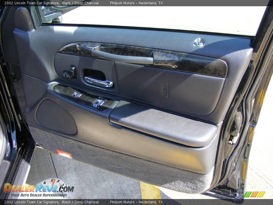 2002 Lincoln Town Car Signature Black / Deep Charcoal Photo #29