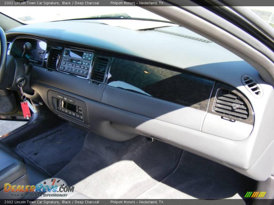 2002 Lincoln Town Car Signature Black / Deep Charcoal Photo #30