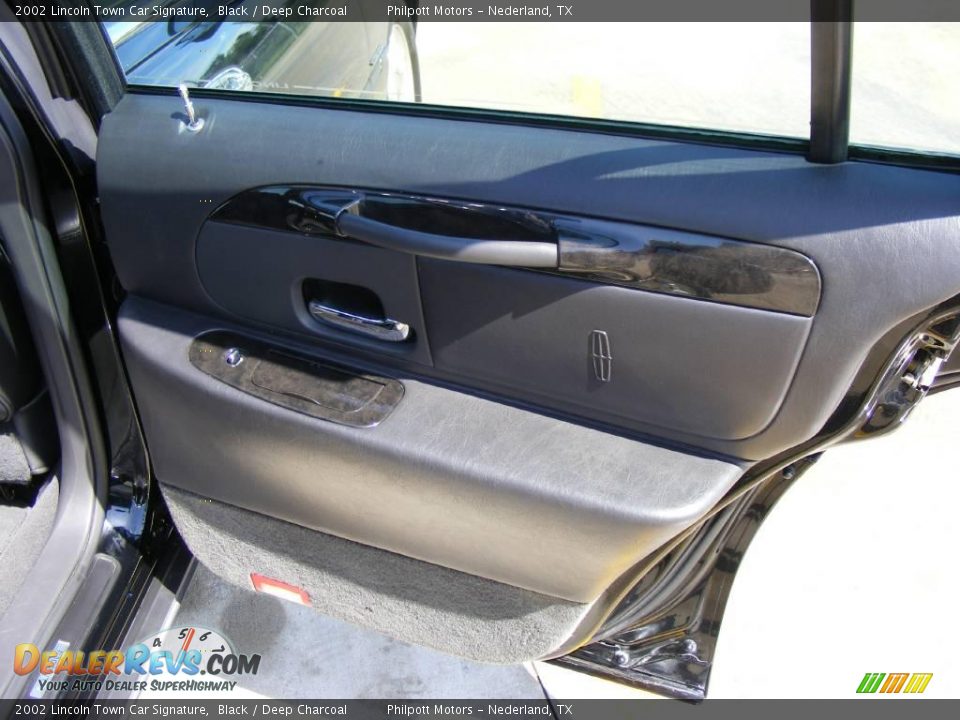 2002 Lincoln Town Car Signature Black / Deep Charcoal Photo #32