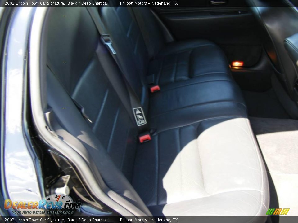 2002 Lincoln Town Car Signature Black / Deep Charcoal Photo #33