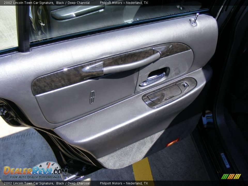 2002 Lincoln Town Car Signature Black / Deep Charcoal Photo #35