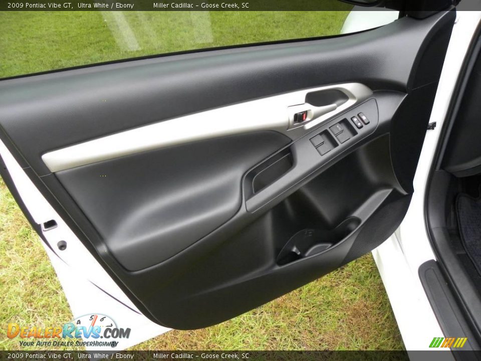 2009 Pontiac Vibe GT Ultra White / Ebony Photo #6