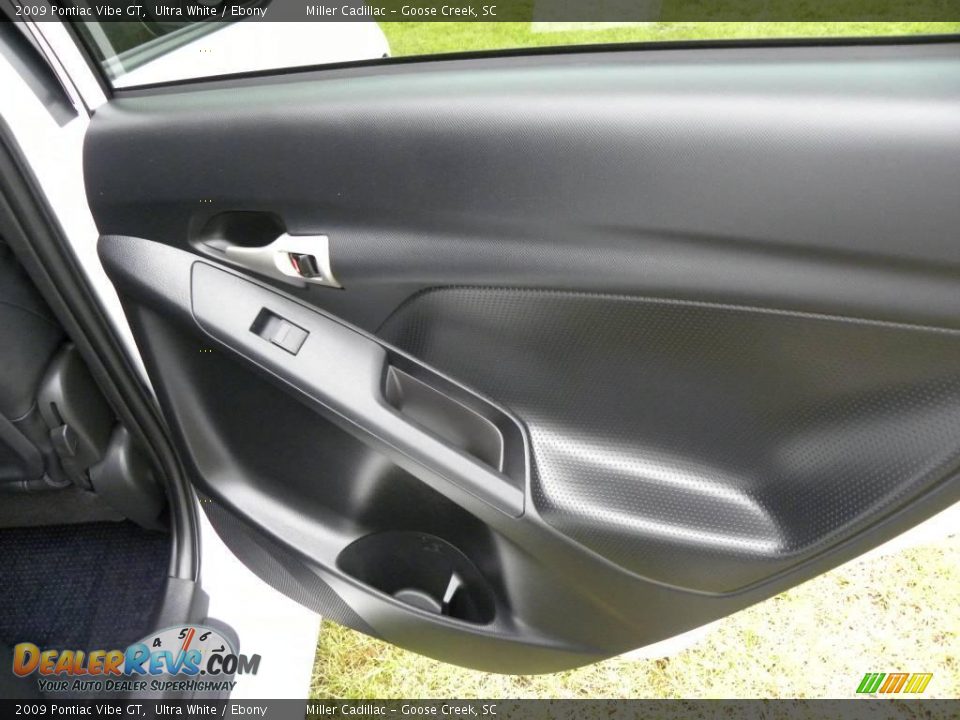 2009 Pontiac Vibe GT Ultra White / Ebony Photo #11