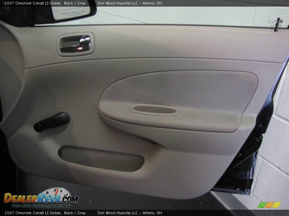 2007 Chevrolet Cobalt LS Sedan Black / Gray Photo #14
