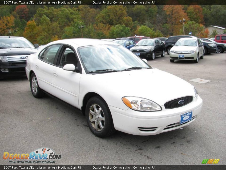 2007 Ford Taurus SEL Vibrant White / Medium/Dark Flint Photo #4