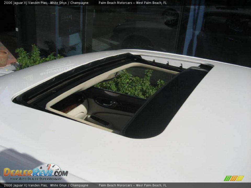 2006 Jaguar XJ Vanden Plas White Onyx / Champagne Photo #12