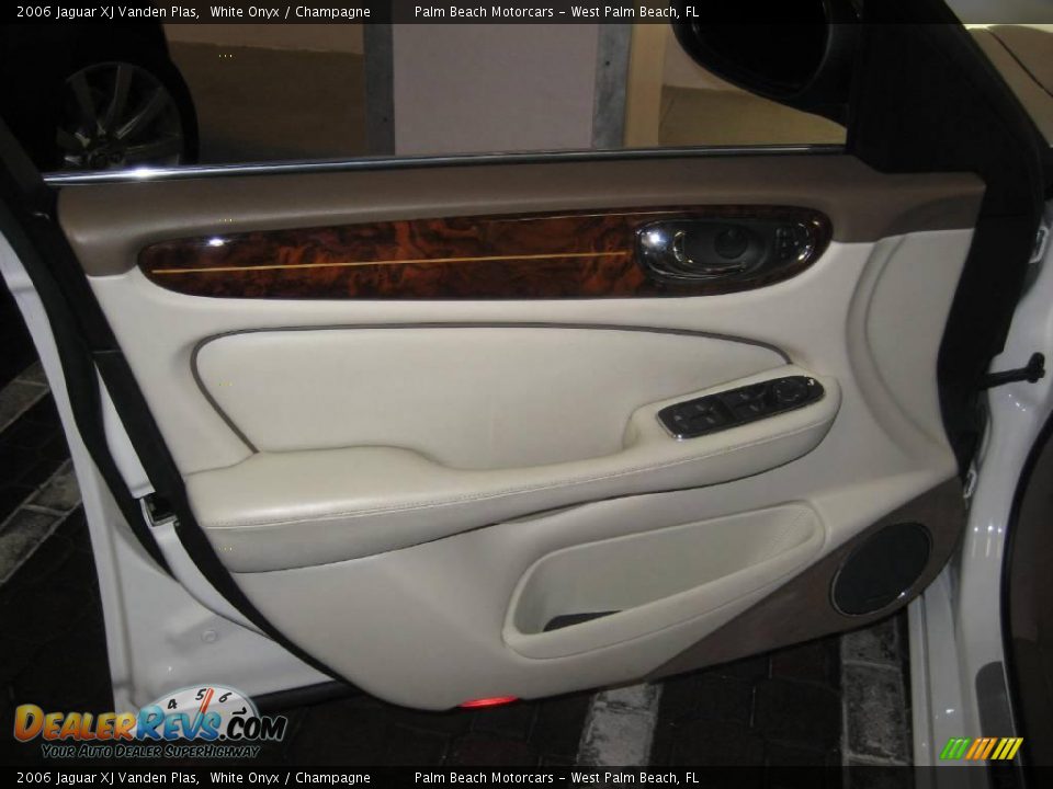 2006 Jaguar XJ Vanden Plas White Onyx / Champagne Photo #15