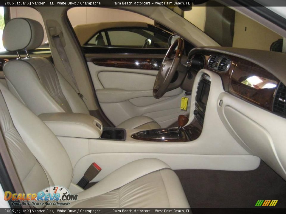 2006 Jaguar XJ Vanden Plas White Onyx / Champagne Photo #24