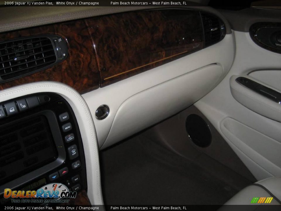 2006 Jaguar XJ Vanden Plas White Onyx / Champagne Photo #26