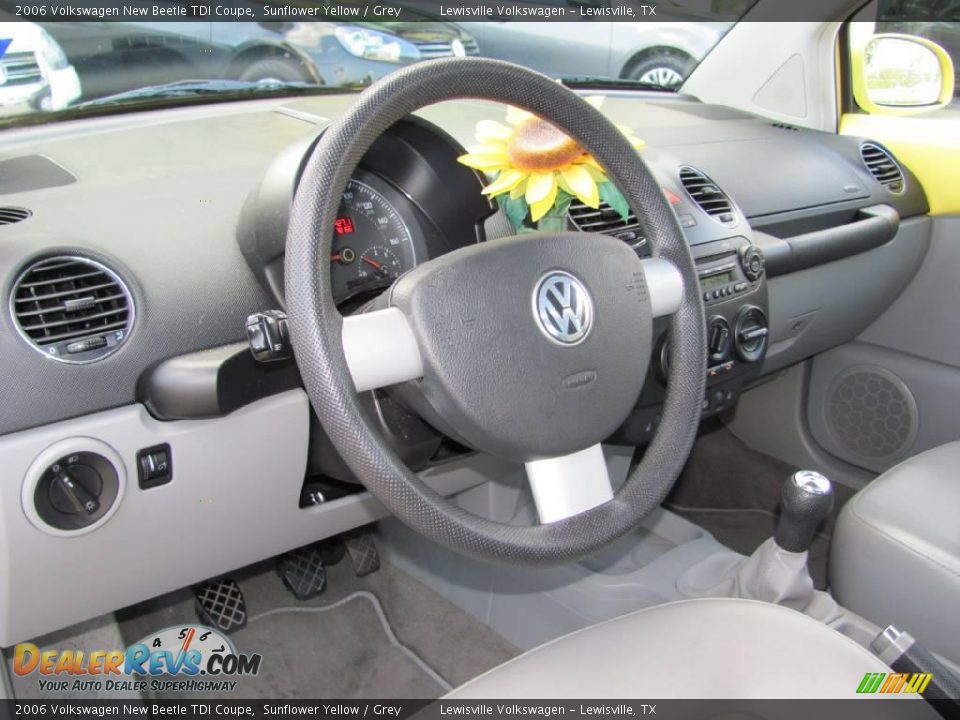 2006 Volkswagen New Beetle TDI Coupe Sunflower Yellow / Grey Photo #13