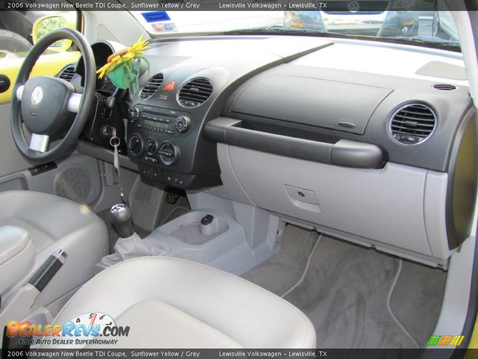 2006 Volkswagen New Beetle TDI Coupe Sunflower Yellow / Grey Photo #14
